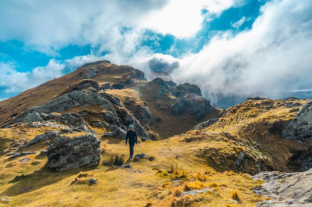 Una joven en el trekking en la cima del monte Aiako Harria, Guipúzcoa. país Vasco