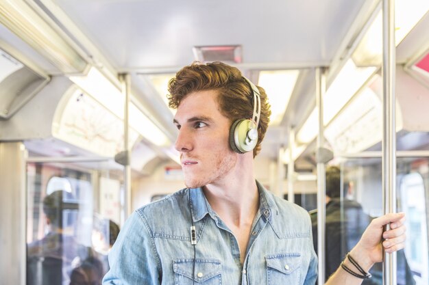 Joven en el tren en Chicago