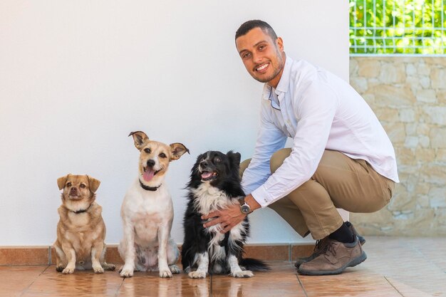 Foto joven con tres cachorros sobre un fondo blanco.