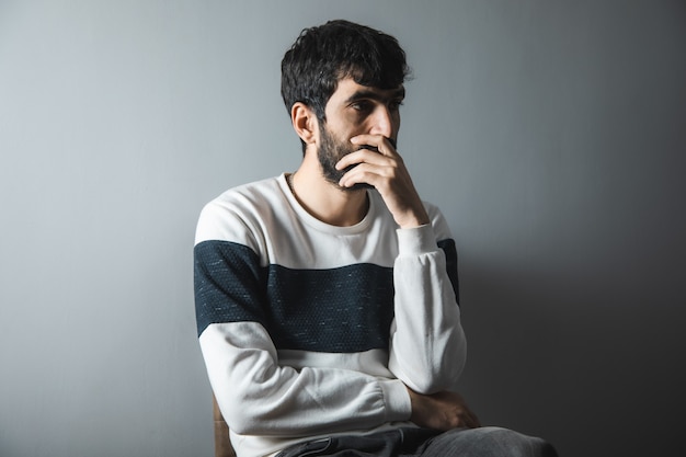 Joven triste en una habitación oscura