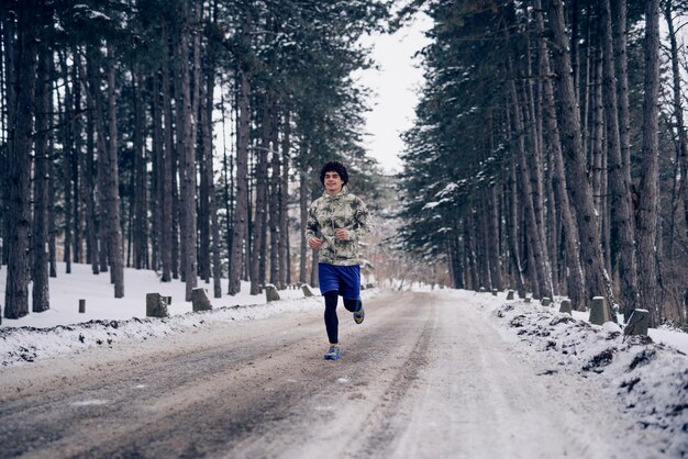 Joven trotando en un día de invierno