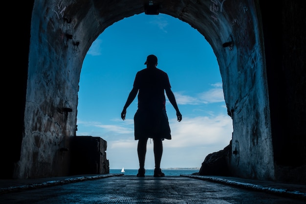 Un joven en el túnel hacia el mar en el Fort des Capucins, un islote rocoso ubicado en el Océano Atlántico, Roscanvel, en la península de Crozon en Francia.