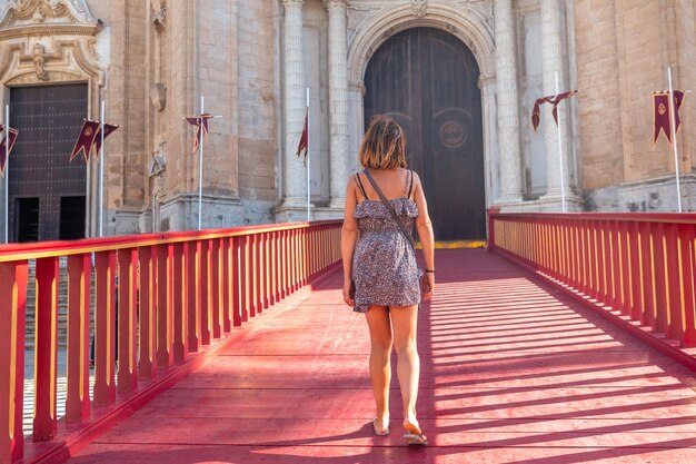 Un joven turista en la alfombra roja de la Santa Iglesia Catedral en la ciudad de Cádiz Andalucía