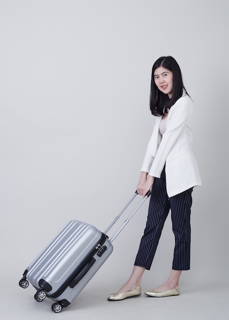 Joven turista asiática con equipaje para viajar