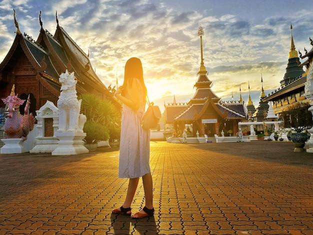 Joven turista asiática explora el templo budista Wat Ban Den ubicado en Chiangmai, Thail