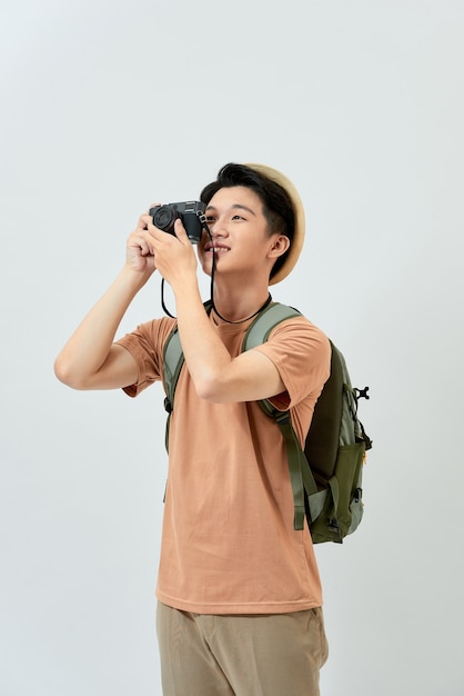 Joven turista asiático en una camiseta marrón