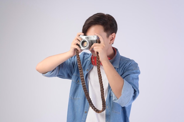 Joven turista asiático feliz sobre el concepto de viajes y vacaciones de estudio de fondo blanco