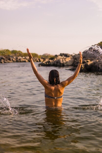 Un joven turista bañándose en el agua de un pueblo nubio en el río Nilo.