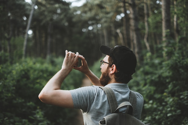 Un joven turista en el bosque.