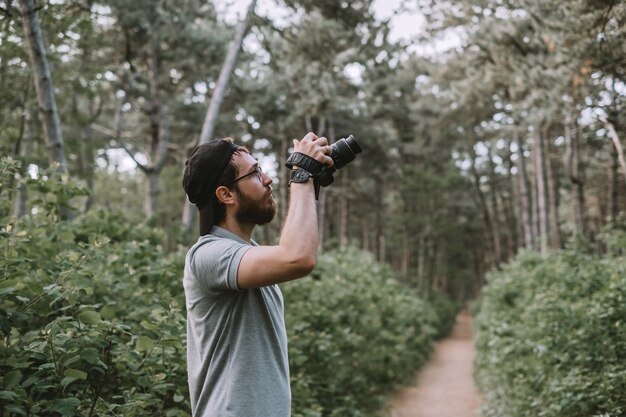 Un joven turista en el bosque.