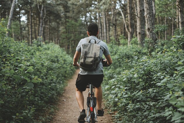 Un joven turista en el bosque.