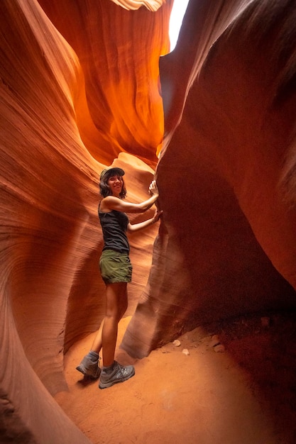 Una joven turista con camisa verde en Lower Antelope Page Arizona Estados Unidos