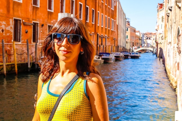 Un joven turista en uno de los canales de Venecia Italia