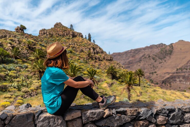 Foto un joven turista disfrutando de las vistas en el mirador de el palmarejo en la gomera islas canarias