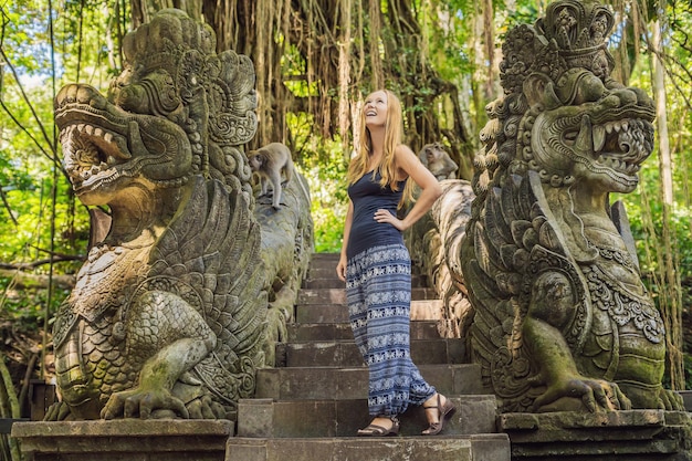 Joven turista explora el bosque de los monos en Ubud, Bali, Indonesia