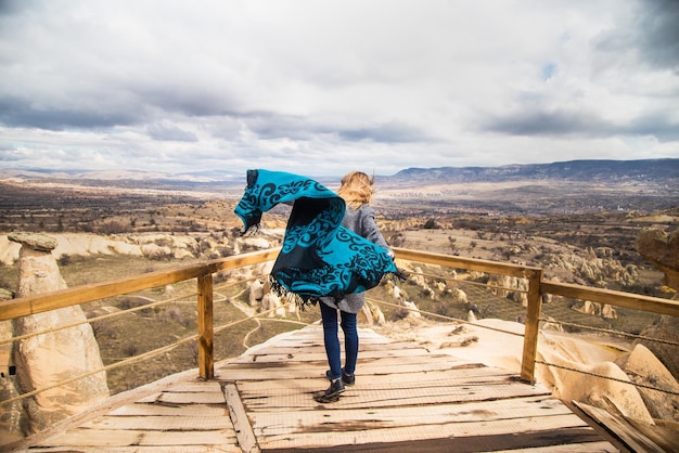 Joven turista feliz viajera disfrutando de vacaciones activas en los valles de Capadocia Turquía