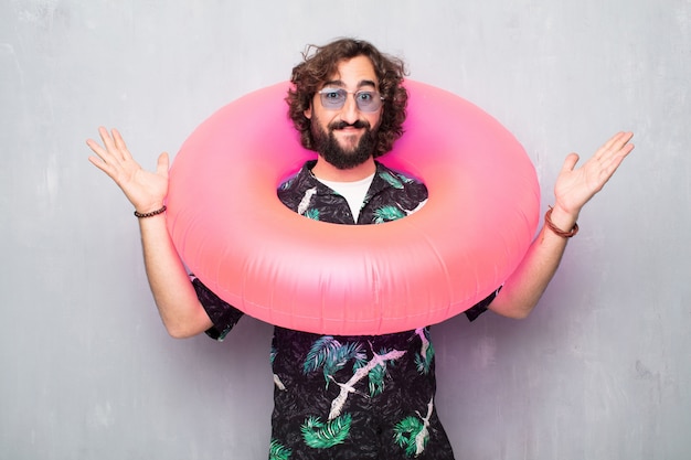 Foto joven turista con un flotador