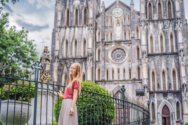 Foto una joven turista en el fondo de la catedral de san josé en hanoi vietnam reabre después del coronavirus