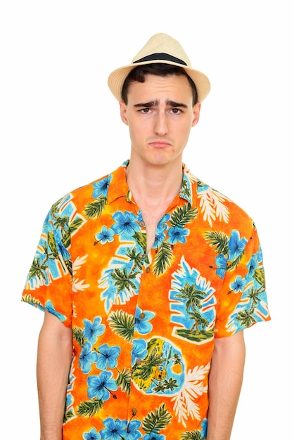 Joven turista guapo con camisa hawaiana listo para vacaciones aislado en blanco