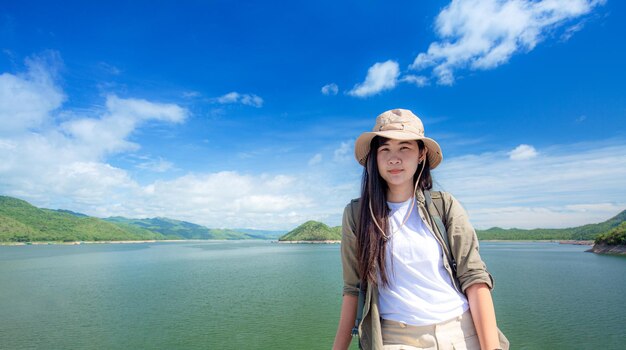 joven turista y lagoActividad mujer joven mirando binoculares en el parque natural Viajero turístico