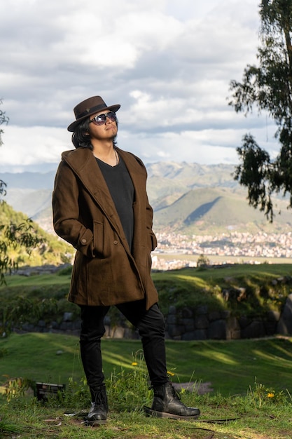 Joven turista latino en la ciudad del Cusco Perú