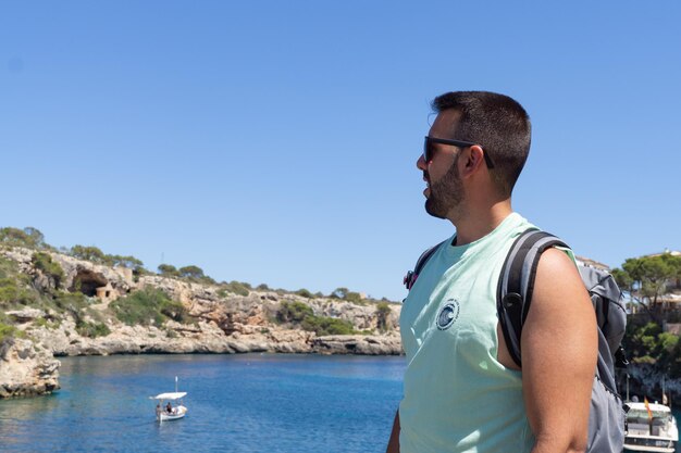 Joven turista masculino en Cala Figuera Mallorca