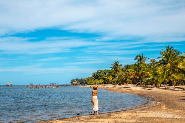 Un joven turista en la playa de Sandy Bay en la isla de Roatán Honduras