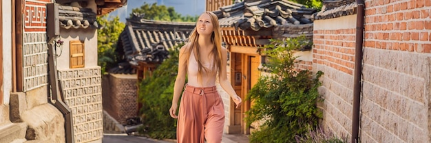 La joven turista en el pueblo de bukchon hanok es uno de los lugares famosos para el tradicional coreano