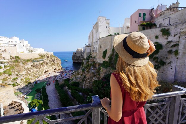 Una joven turista que busca un lama monachile punto de referencia en Polignano una yegua Apulia Italia