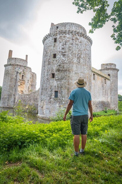 Un joven turista que visita el Castillo de Hunaudaye es una fortaleza medieval, Bretaña francesa. Monumento histórico de Francia