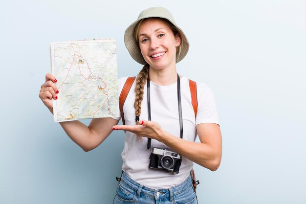 Joven turista rubia adulta con un concepto de mapa