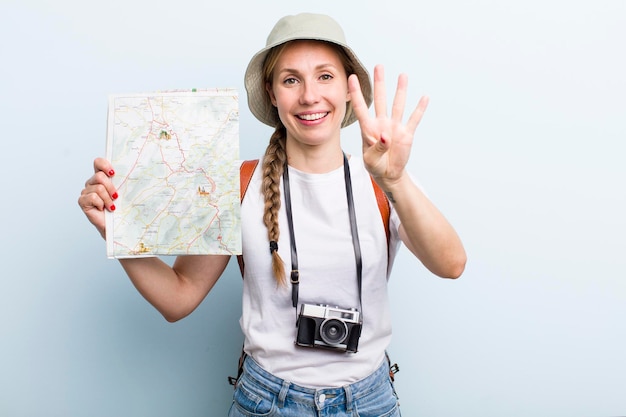 Joven turista rubia adulta con un concepto de vacaciones de mapa