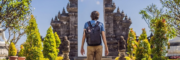 Joven turista en el templo budista brahma vihara arama banjar bali indonesia banner formato largo