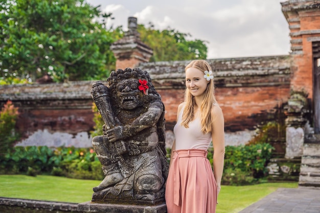 Joven turista en el templo hindú tradicional balinés Taman Ayun en Mengwi. Bali, Indonesia