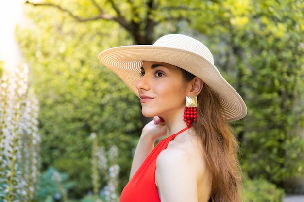 Joven turista de vacaciones en Europa mirando la naturaleza Mujer caucásica turismo vestida de rojo