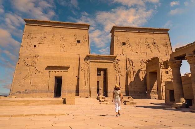 Un joven turista visita el Templo de Philae, una construcción grecorromana vista desde el río Nilo, un templo dedicado a Isis, diosa del amor. Asuán. egipcio