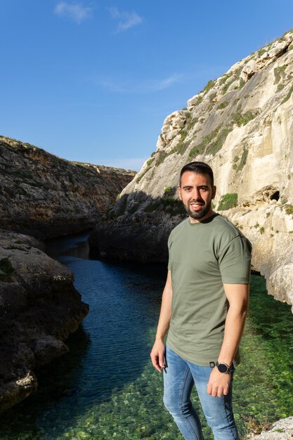 Joven turista visitando Wied IlGhasri en Gozo Malta