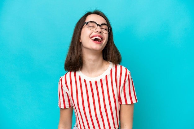 Joven ucraniana aislada de fondo azul riendo