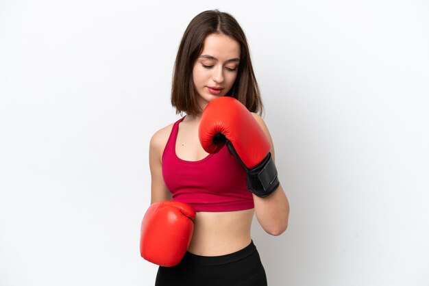 Joven ucraniana aislada de fondo blanco con guantes de boxeo