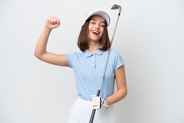 Joven ucraniana aislada de fondo blanco jugando al golf y celebrando una victoria