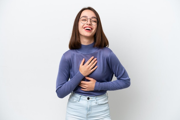 Joven ucraniana aislada de fondo blanco sonriendo mucho