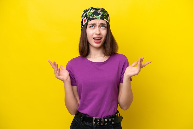 Foto una joven ucraniana aislada sobre un fondo amarillo estresada y abrumada
