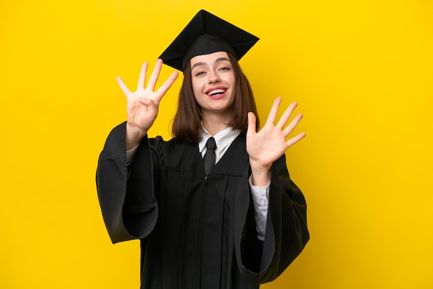 Joven ucraniana graduada de la universidad aislada de fondo amarillo contando nueve con los dedos