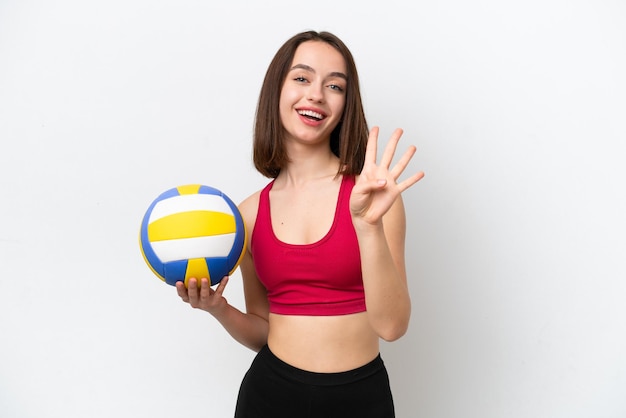 Joven ucraniana jugando voleibol aislada de fondo blanco feliz y contando cuatro con los dedos