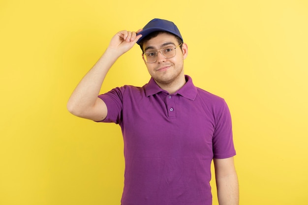 Foto joven en uniforme púrpura de pie y posando.