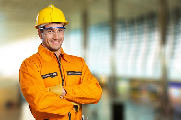 Joven en uniforme de trabajo y amarillo.