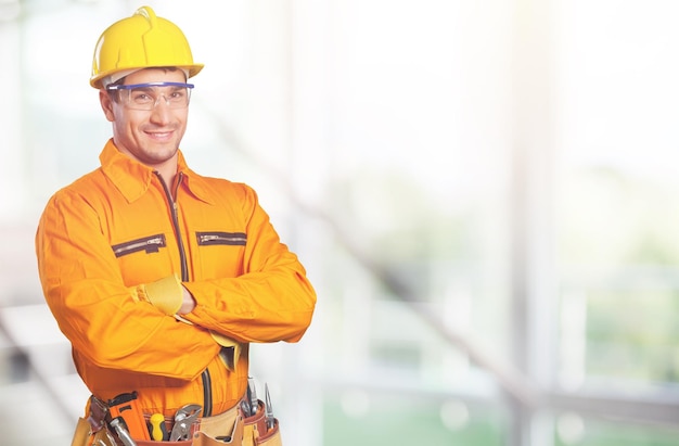 Joven con uniforme de trabajo y casco amarillo.