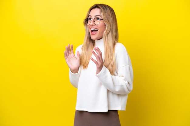 Foto joven uruguaya aislada de fondo amarillo con expresión facial sorpresa