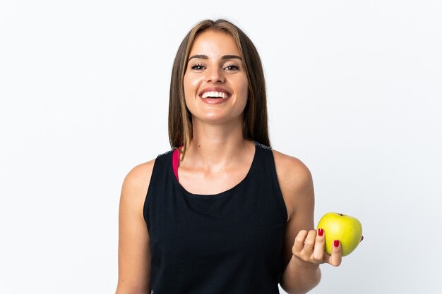 Joven uruguaya aislada con una manzana y feliz