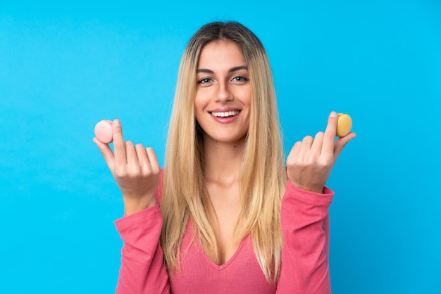 Joven uruguaya con coloridos macarons franceses